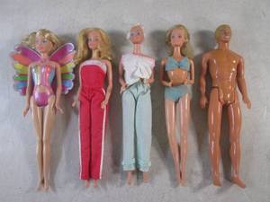 lot 144 image: (BS) 4 Barbie Dolls and 1 Ken Doll...
