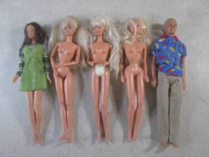 lot 147 image: (BS) 4 Barbie Dolls and 1 Ken Doll...
