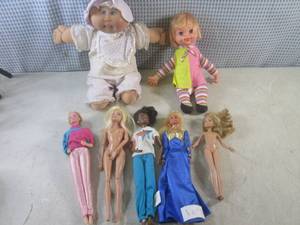 lot 150 image: (BS) Assortment of Dolls...