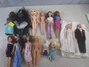 lot 154 image: (CSB) Assortment of Dolls...