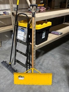 lot 6 image: Yo-Ho 30 Aluminum Snow Pusher