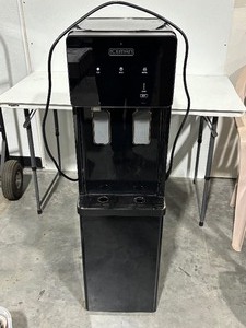 lot 11 image: Ice Maker and Water Dispenser