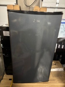 lot 12 image: Midea Mini Fridge