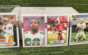 lot 288 image: 1989 Topps NFL Football Set (#1-396) Cris Carter Rookie