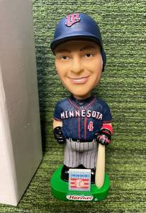lot 355 image: Minnesota Twins Baseball Paul Molitor Bobble Head Green Base- New In the Box
