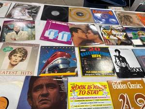 lot 0687 image: 72 Assorted Vinyl Record Albums