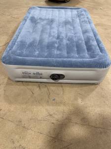 lot 0709 image: Intex Inflatable Air Mattress