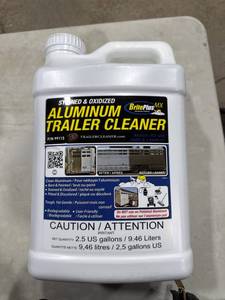 lot 0736 image: Aluminum Trailer Cleaner 2.5 Gallon