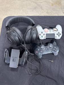 lot 0839 image: Gaming Headset & Controllers Lot