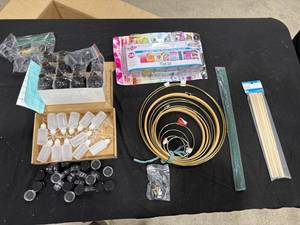 lot 0877 image: Crafting Supplies & Tie-Dye Kit