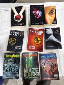 lot 0903 image: 9 Popular Paperback Books Lot