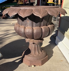 lot 259R image: FY - Large Cast Iron Outdoor Planter with Decorative Leaf Design