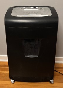 lot 302R image: O - Staples SPL-TXC15A Cross-Cut Paper Shredder
