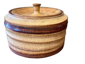 lot 26D image: LR - Warren McKenzie Studio Pottery Lidded Jar