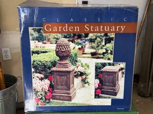 lot 119D image: G - Classic Garden Statuary Pineapple Finial Pedestal Decor