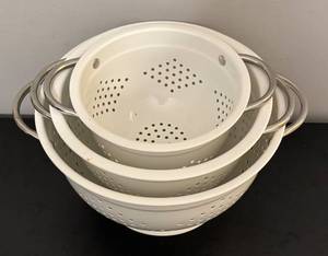 lot 620R image: O - Set of 3 White Nesting Metal Colanders with Handles