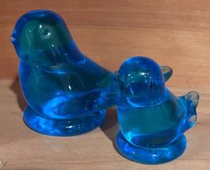 lot 693R image: LL  - Set of 2 Leo Ward Blue Art Glass Bird Figurines