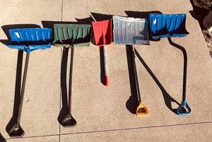 lot 462C image: SY - Set of 5 Assorted Snow Shovels with D-Grip Handles