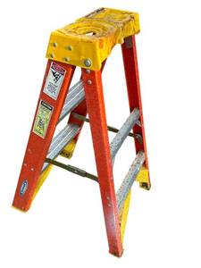 lot 470C image: G - Werner 3 ft Extra Heavy Duty Fiberglass Step Ladder, 300 lb Capacity