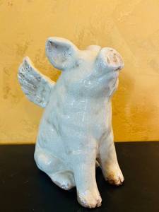 lot 722C image: MB - 11-Inch Ceramic Pig with Wings Figurine