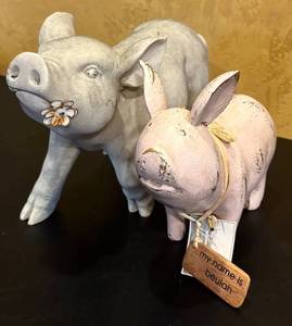 lot 675H image: K - Set of 2 Vintage-Style Pig Figurines Decorative Farmhouse Decor