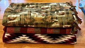 lot 686H image: LR - Set of 3 Fleece and Sherpa Throw Blankets Assorted Designs