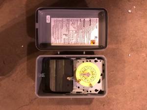 lot 47 image: Intermatic T100 Series 40 Amp 125V 24-Hour SPST Mechanical Time Switch with Outdoor Enclosure  Customer Returns See Pictures