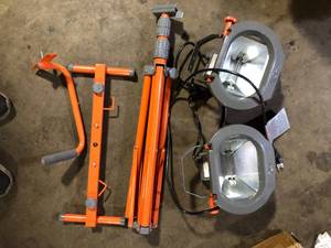lot 30 image: HDX 1200-Watt Halogen Tripod Work Light  Customer Returns See Pictures