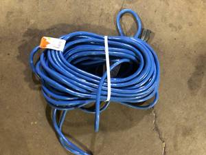 lot 32 image: Husky 100 ft. 123 Medium Duty Cold Weather IndoorOutdoor Extension Cord, Blue  Customer Returns See Pictures