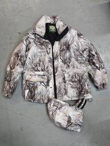 lot 17 image: White camo jacket with hat