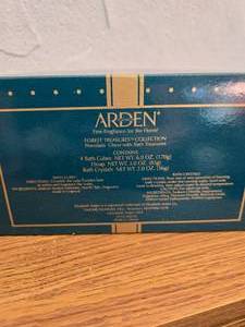 lot 35 image: Elizabeth Arden Bath Set