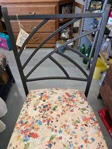 lot 4 image: Bar Stool Like new