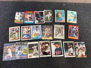 lot 7 image: Lot Of Twins Baseball Cards