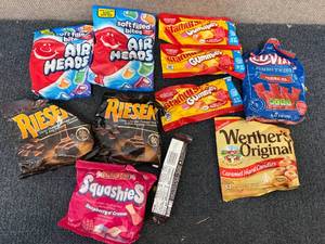 lot 198 image: Mot Of Misc Candy