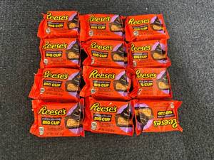 lot 194 image: 12 ReeseS Lava Cups
