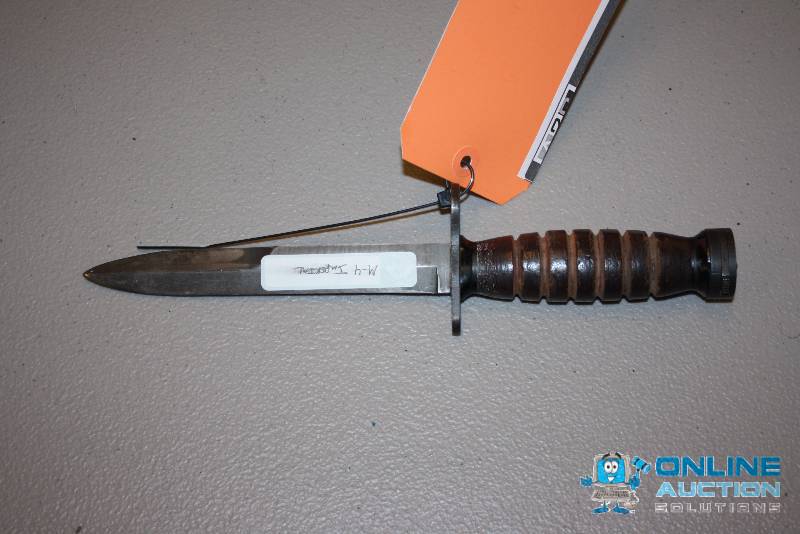 lot 64 image: Military Knife M-4 Imperial.