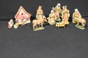 lot 14 image: Nativity Figurine Set with Stable and Animals