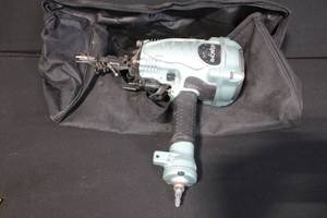 lot 23 image: Hitachi Pneumatic Nailer with Carrying Bag