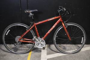 lot A-51 image: Trek 7.5 FX Hybrid Bicycle with Shimano Alivio 17.5in Frame