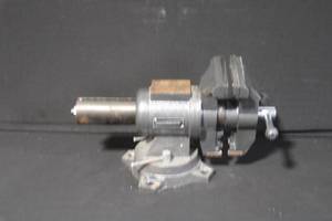 lot 96 image: Masterforce Bench Vise with Swivel Base and Ruler Guide
