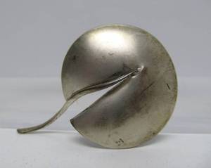lot 36 image: Vintage Signed Sculptural Sterling Silver Brooch