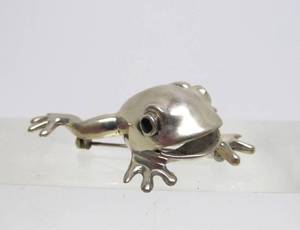 lot 11 image: Great Looking Sterling Silver Climbing Frog Brooch