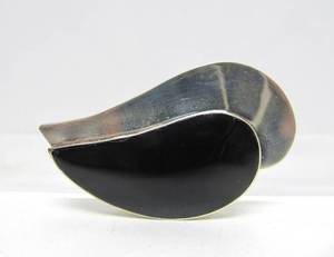 lot 14 image: Larger Vintage Taxco Sterling Silver &amp Onyx Brooch Pendant