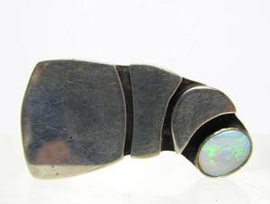 lot 28 image: Vintage Sculptural Modernist Sterling Silver Brooch wOpal