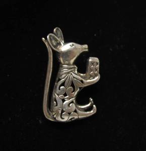 lot 39 image: Vintage Pierced Sterling Silver Seated Mouse Brooch