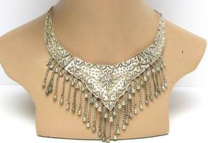 lot 54 image: Lovely Large Vintage Hinged Necklace wOrnate Metalwork