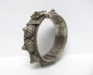 lot 56 image: Large Antique Yemeni Hinged Bracelet wHandmade Screw Clasp