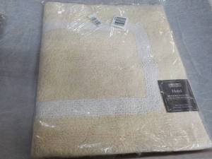 lot 2 image: Hotel Reversible Bath Rug 21 x 34 - New inventory from JC Penney