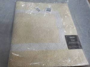 lot 3 image: Hotel Reversible Bath Rug 21 x 34 - New inventory from JC Penney