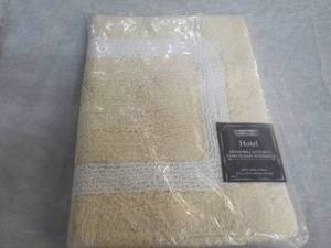 lot 4 image: Hotel Reversible Bath Rug 17 x 24 - New inventory from JC Penney